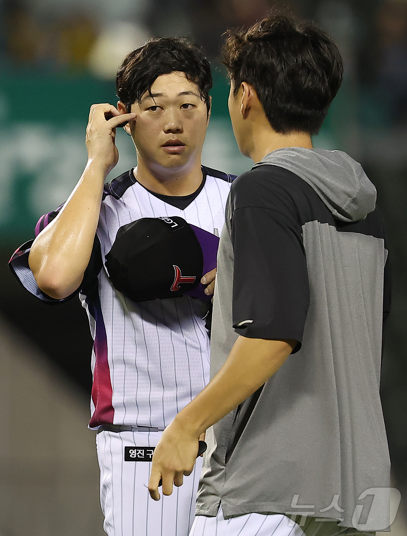 (서울=뉴스1) 김진환 기자 = 29일 오후 서울 송파구 잠실야구장에서 열린 프로야구 '2025 신한 SOL뱅크 KBO 리그' 키움 히어로즈와 LG 트윈스의 경기, LG 함덕주가 …