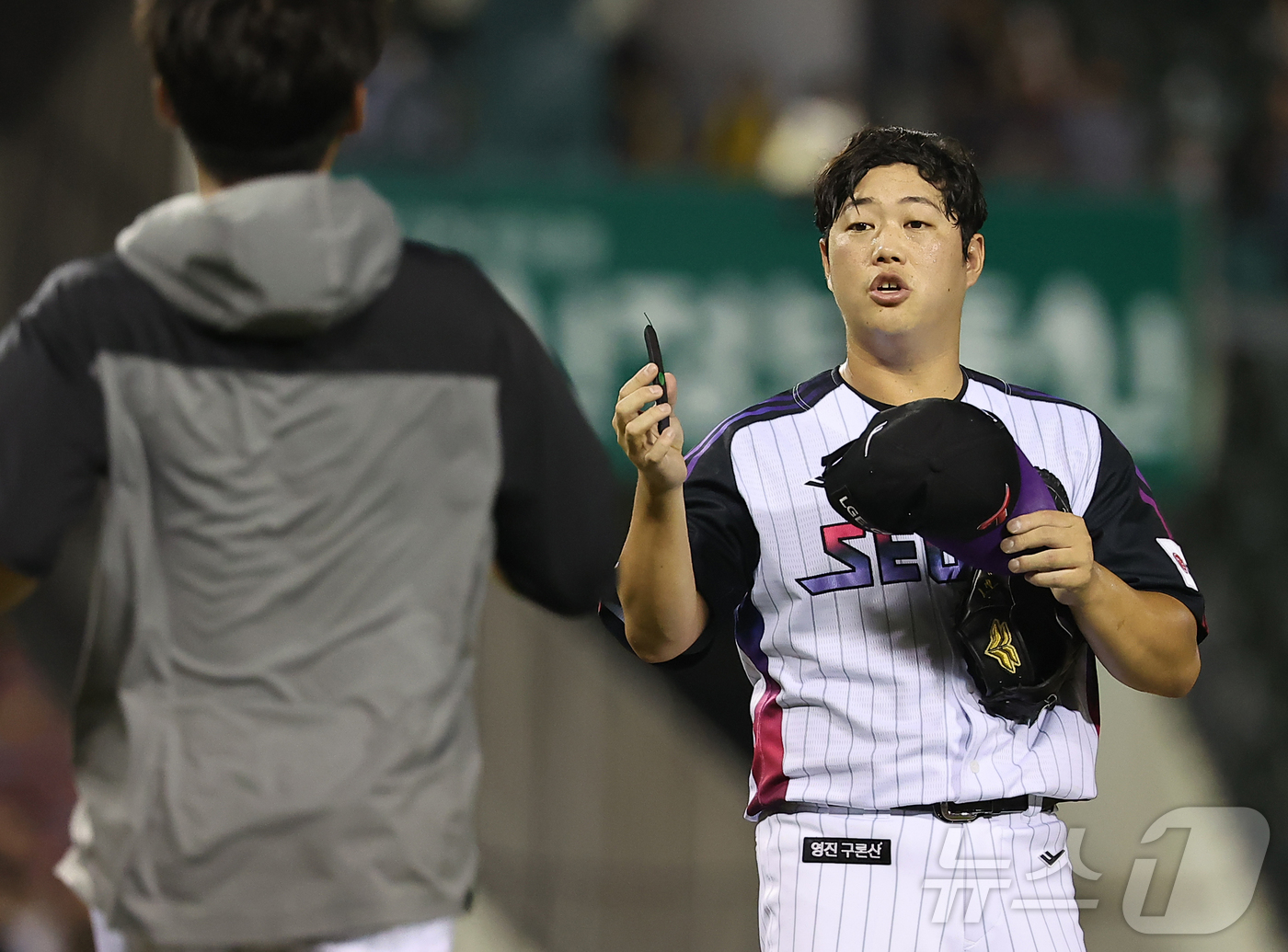 (서울=뉴스1) 김진환 기자 = 29일 오후 서울 송파구 잠실야구장에서 열린 프로야구 '2025 신한 SOL뱅크 KBO 리그' 키움 히어로즈와 LG 트윈스의 경기, LG 함덕주가 …