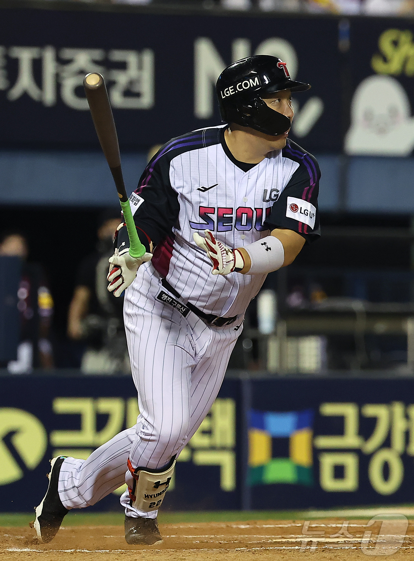 (서울=뉴스1) 김진환 기자 = 29일 오후 서울 송파구 잠실야구장에서 열린 프로야구 '2025 신한 SOL뱅크 KBO 리그' 키움 히어로즈와 LG 트윈스의 경기, LG 김현수가 …