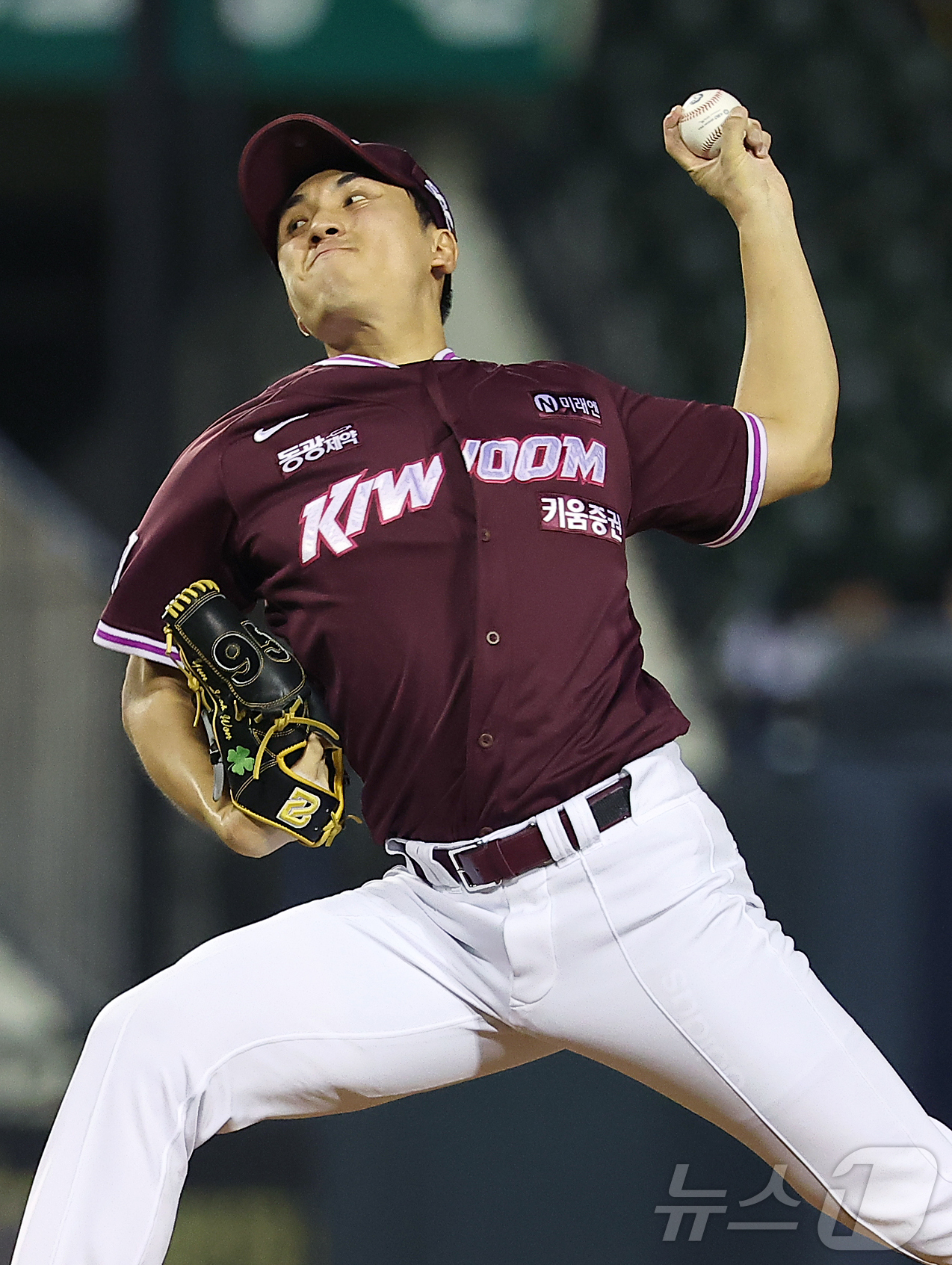 (서울=뉴스1) 김진환 기자 = 29일 오후 서울 송파구 잠실야구장에서 열린 프로야구 '2025 신한 SOL뱅크 KBO 리그' 키움 히어로즈와 LG 트윈스의 경기, 키움 윤석원이 …