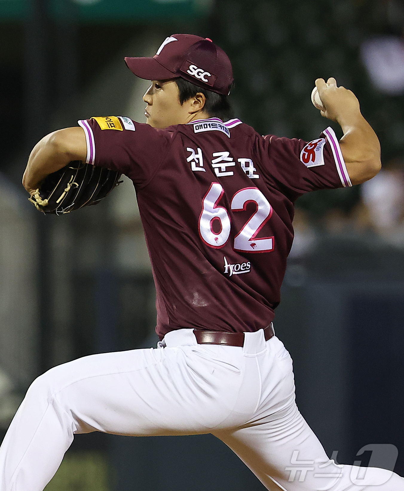 (서울=뉴스1) 김진환 기자 = 29일 오후 서울 송파구 잠실야구장에서 열린 프로야구 '2025 신한 SOL뱅크 KBO 리그' 키움 히어로즈와 LG 트윈스의 경기, 키움 전준표가 …