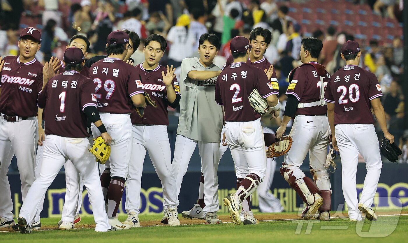 본문 이미지 - 29일 오후 서울 송파구 잠실야구장에서 열린 프로야구 &#39;2025 신한 SOL뱅크 KBO 리그&#39; 키움 히어로즈와 LG 트윈스의 경기에서 접전 끝에 3대2 승리를 거둔 키움 선수들이 기쁨을 나누고 있다. 2025.8.29/뉴스1 ⓒ News1 김진환 기자