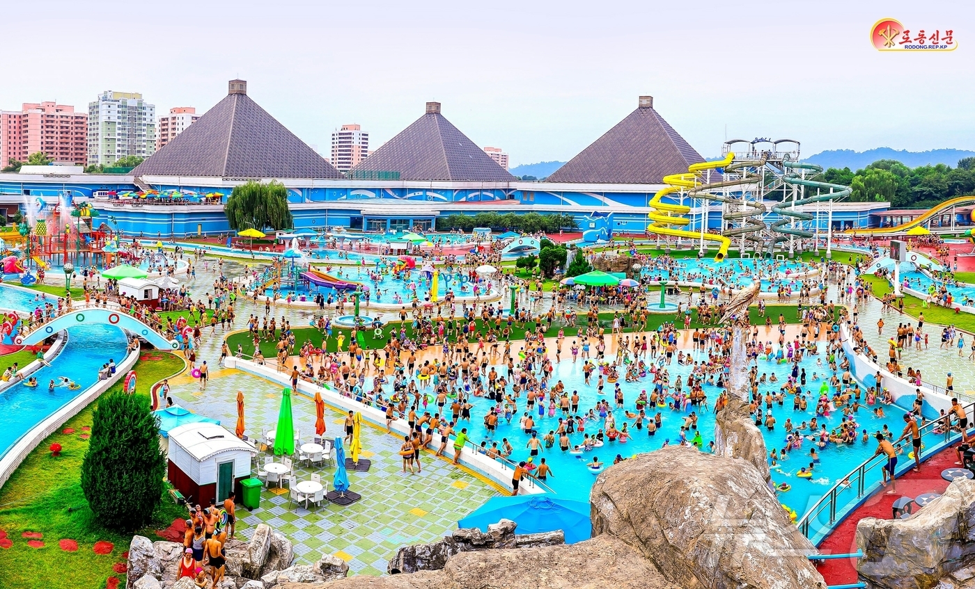 (평양 노동신문=뉴스1) = 북한 노동당 기관지 노동신문은 3일 "당의 은정속에 마련된 문화휴식터마다에서 인민의 기쁨 넘친 웃음소리 울려퍼진다"며 원산갈마해안관광지구를 비롯한 여러 …