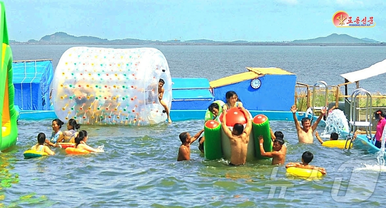 (평양 노동신문=뉴스1) = 북한 노동당 기관지 노동신문은 3일 "당의 은정속에 마련된 문화휴식터마다에서 인민의 기쁨 넘친 웃음소리 울려퍼진다"며 원산갈마해안관광지구를 비롯한 여러 …