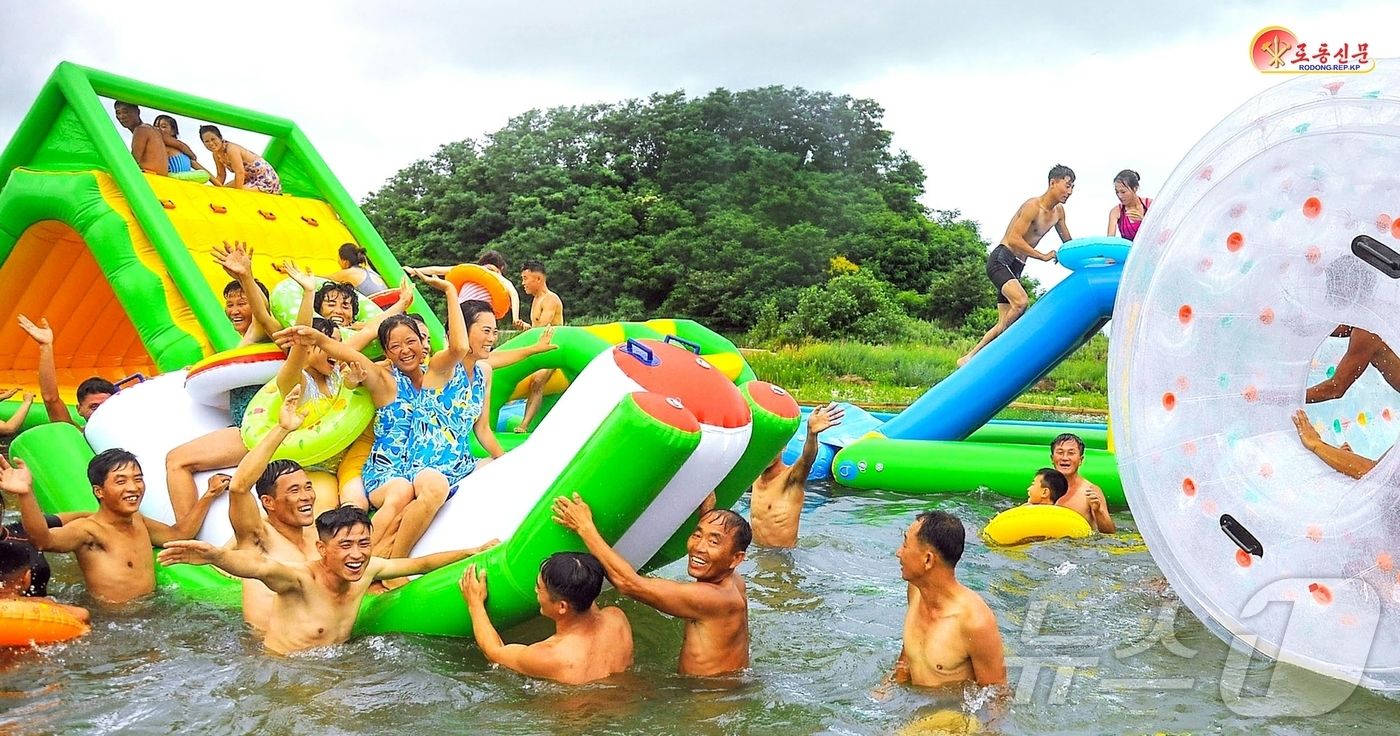 (평양 노동신문=뉴스1) = 북한 노동당 기관지 노동신문은 3일 "당의 은정속에 마련된 문화휴식터마다에서 인민의 기쁨 넘친 웃음소리 울려퍼진다"며 원산갈마해안관광지구를 비롯한 여러 …