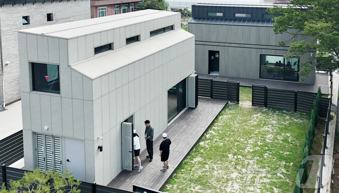 (서울=뉴스1) = LG전자는 지난 6월부터 전라북도 김제에서 온라인 예약을 통해 자유롭게 LG 스마트코티지를 둘러볼 수 있는 ‘오픈하우스’ 투어를 진행하고 있다. 사진은 'LG …