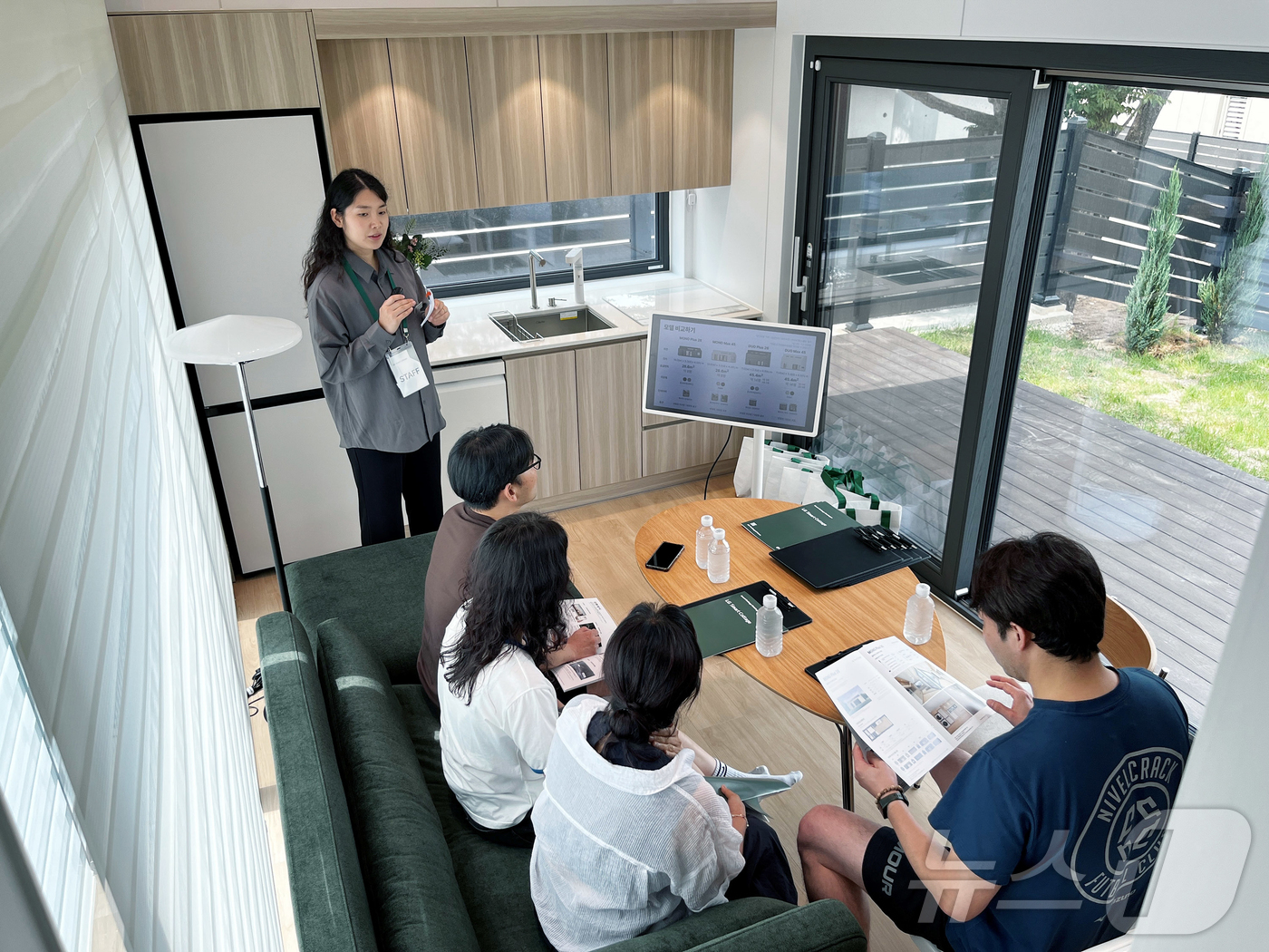 (서울=뉴스1) = LG전자는 지난 6월부터 전라북도 김제에서 온라인 예약을 통해 자유롭게 LG 스마트코티지를 둘러볼 수 있는 ‘오픈하우스’ 투어를 진행하고 있다. 사진은 'LG …