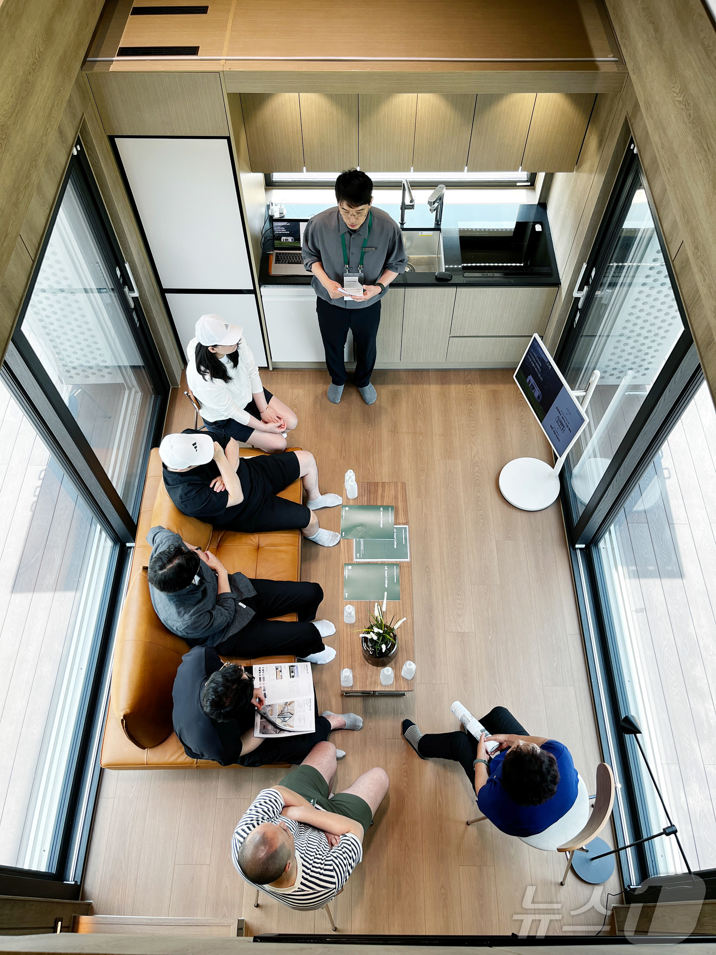 (서울=뉴스1) = LG전자는 지난 6월부터 전라북도 김제에서 온라인 예약을 통해 자유롭게 LG 스마트코티지를 둘러볼 수 있는 ‘오픈하우스’ 투어를 진행하고 있다. 사진은 'LG …