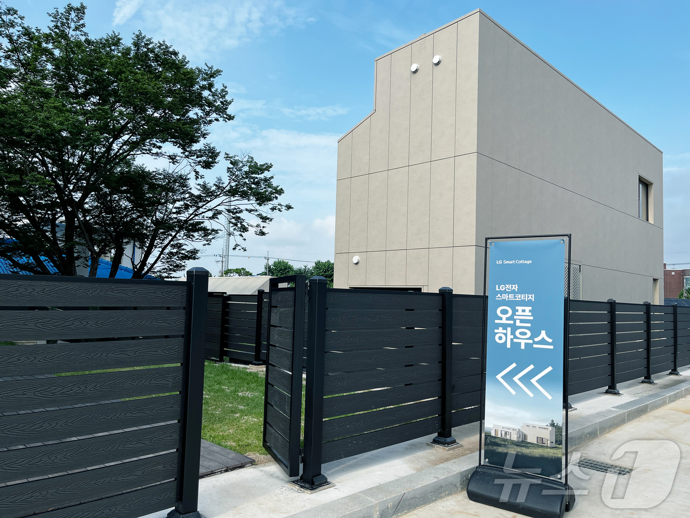 (서울=뉴스1) = LG전자의 모듈러 주택 ‘LG 스마트코티지’가 ‘워케이션’, ‘5도2촌’ 등 새로운 라이프스타일을 추구하는 고객들에게 큰 관심을 받고 있다. 사진은 전라북도 김 …