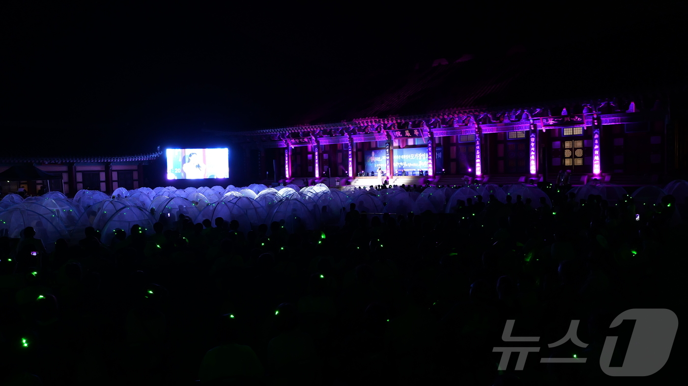 (서울=뉴스1) = 지리산 청명한 밤을 수놓은 제5회 지리산대화엄사 모기장 영화음악회가 2일 화엄원 특설 무대에서 개최됐다.이날 뮤지컬 배우 이건명은 700여 명의 관객과 함께 여 …