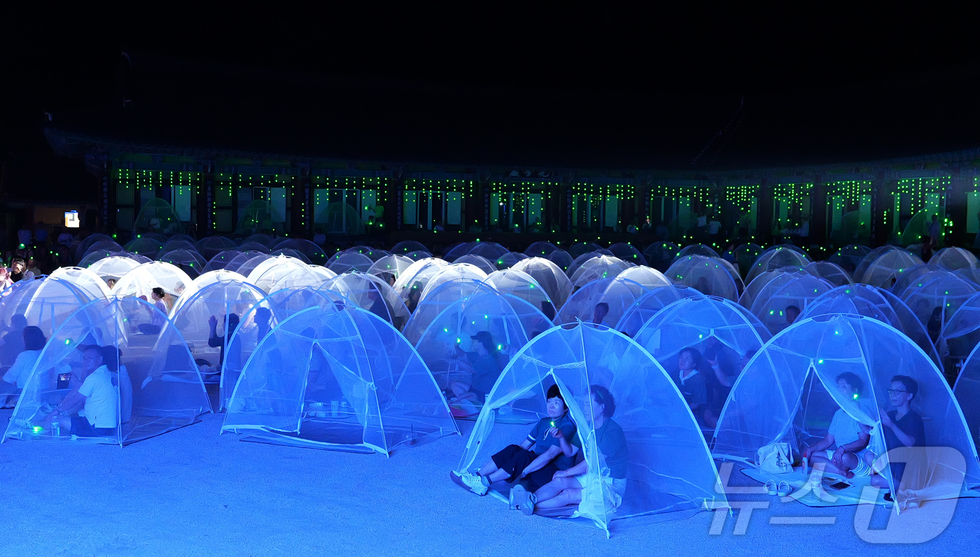 (서울=뉴스1) = 지리산 청명한 밤을 수놓은 제5회 지리산대화엄사 모기장 영화음악회가 2일 화엄원 특설 무대에서 개최됐다.이날 뮤지컬 배우 이건명은 700여 명의 관객과 함께 여 …