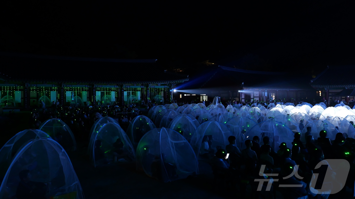 (서울=뉴스1) = 지리산 청명한 밤을 수놓은 제5회 지리산대화엄사 모기장 영화음악회가 2일 화엄원 특설 무대에서 개최됐다.이날 뮤지컬 배우 이건명은 700여 명의 관객과 함께 여 …