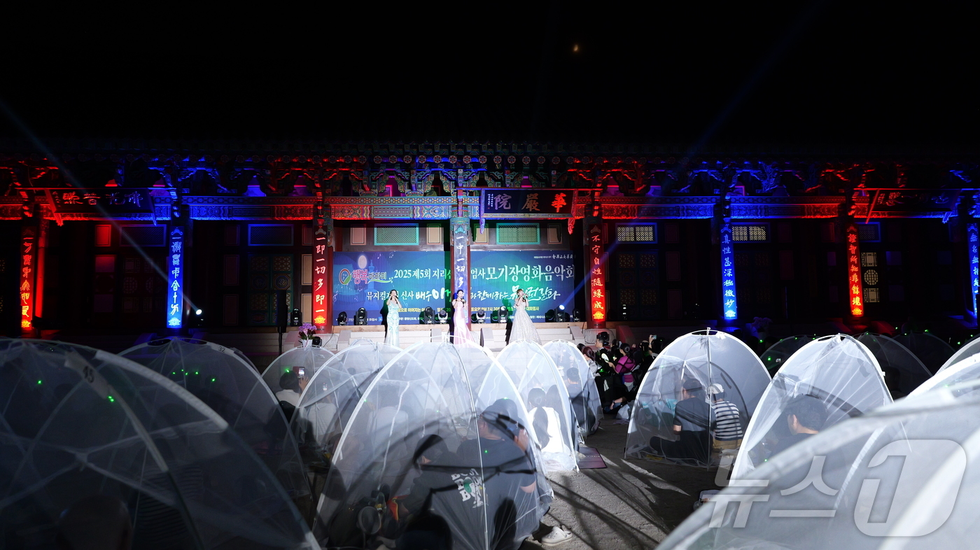 (서울=뉴스1) = 지리산 청명한 밤을 수놓은 제5회 지리산대화엄사 모기장 영화음악회가 2일 화엄원 특설 무대에서 개최됐다.이날 뮤지컬 배우 이건명은 700여 명의 관객과 함께 여 …