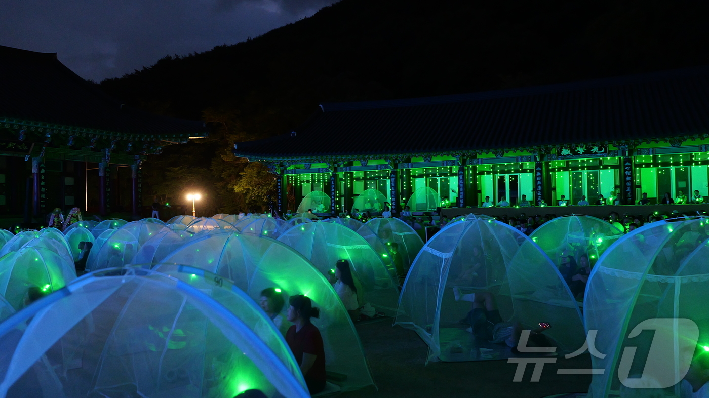 (서울=뉴스1) = 지리산 청명한 밤을 수놓은 제5회 지리산대화엄사 모기장 영화음악회가 2일 화엄원 특설 무대에서 개최됐다.이날 뮤지컬 배우 이건명은 700여 명의 관객과 함께 여 …