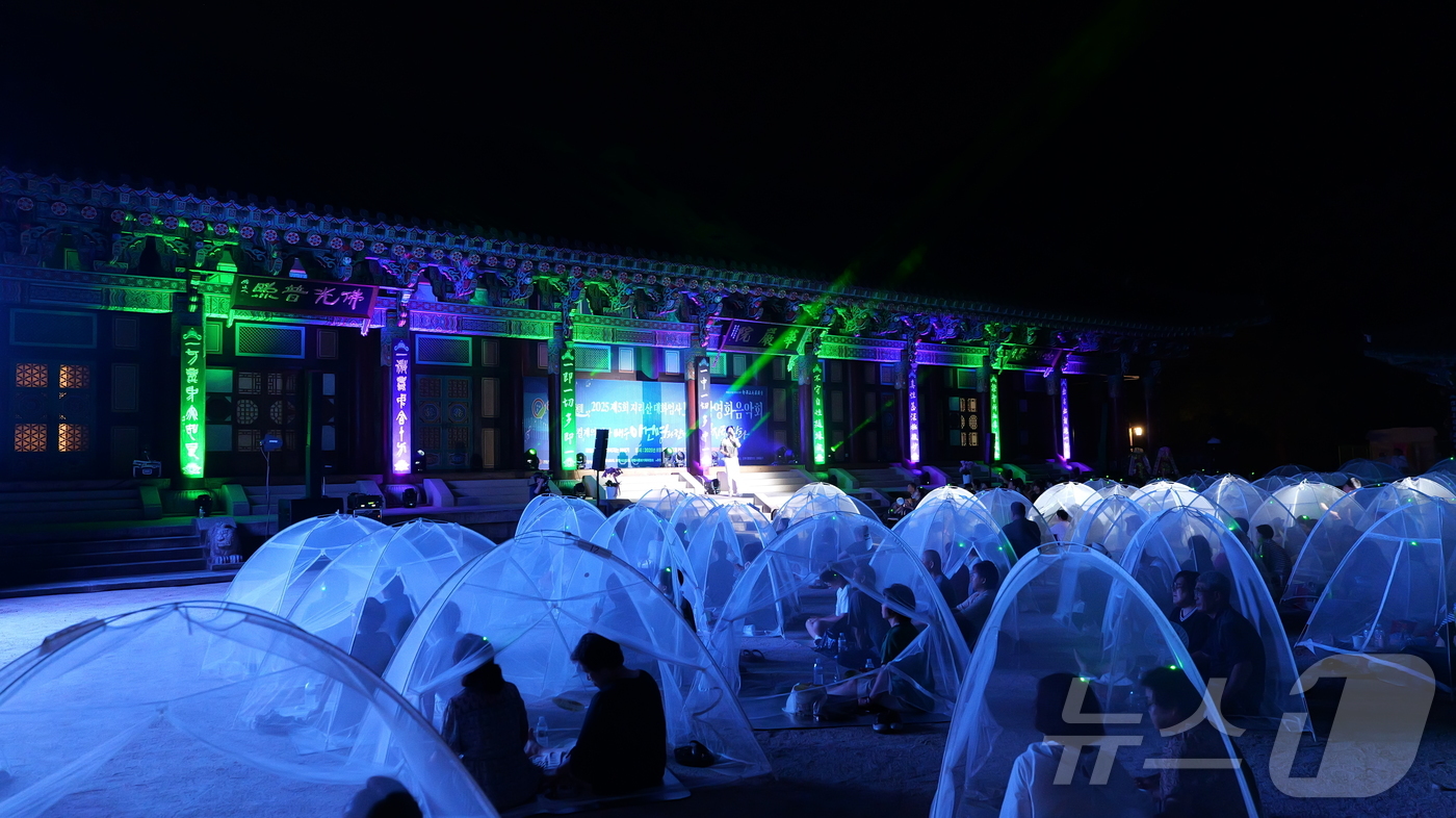 (서울=뉴스1) = 지리산 청명한 밤을 수놓은 제5회 지리산대화엄사 모기장 영화음악회가 2일 화엄원 특설 무대에서 개최됐다.이날 뮤지컬 배우 이건명은 700여 명의 관객과 함께 여 …