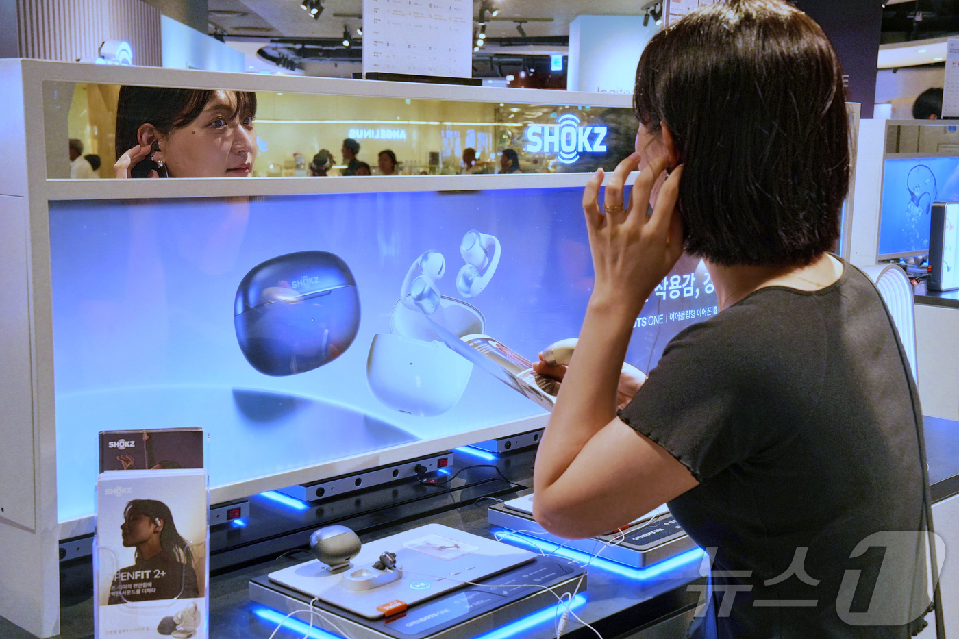 (서울=뉴스1) = 롯데백화점 잠실점이 오는 21일까지 글로벌 브랜드 ‘샥즈(Shokz)’와 ‘로지텍(Logitech)’의 체험형 팝업스토어를 운영한다고 3일 밝혔다.샥즈에서는 오 …