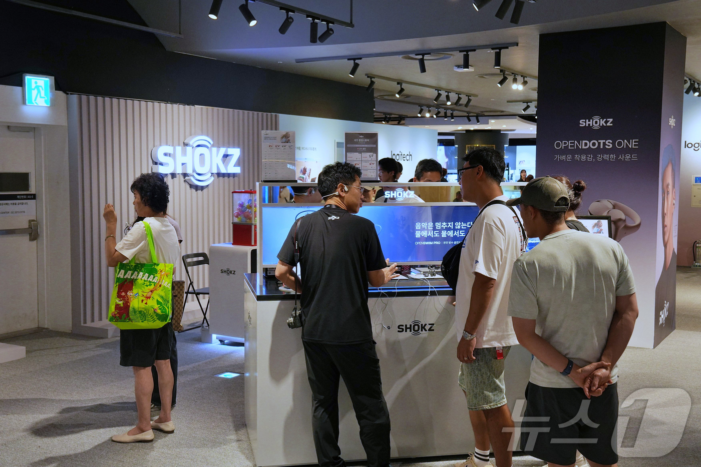 (서울=뉴스1) = 롯데백화점 잠실점이 오는 21일까지 글로벌 브랜드 ‘샥즈(Shokz)’와 ‘로지텍(Logitech)’의 체험형 팝업스토어를 운영한다고 3일 밝혔다.샥즈에서는 오 …