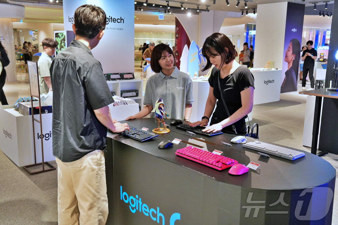 (서울=뉴스1) = 롯데백화점 잠실점이 오는 21일까지 글로벌 브랜드 ‘샥즈(Shokz)’와 ‘로지텍(Logitech)’의 체험형 팝업스토어를 운영한다고 3일 밝혔다.샥즈에서는 오 …