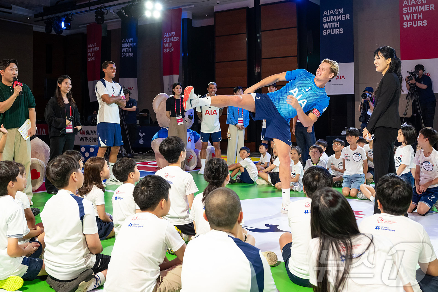 (서울=뉴스1) = AIA생명이 지난 2일 서울 여의도 콘래드 호텔에서 영국프리미어리그(EPL) 축구팀 토트넘 홋스퍼와 ‘함께 즐기고, 함께 기부해요(Play Together, G …