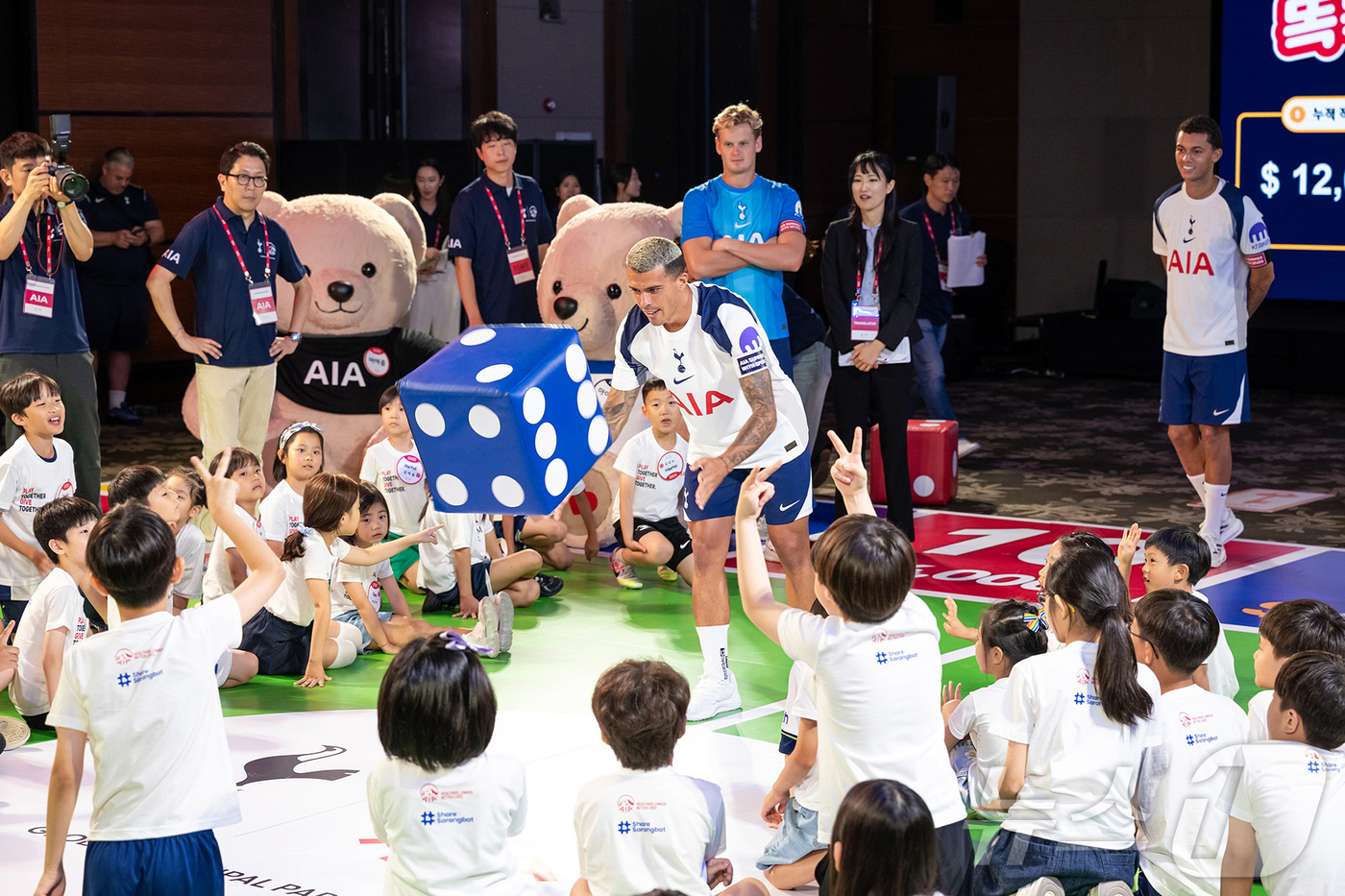 (서울=뉴스1) = AIA생명이 지난 2일 서울 여의도 콘래드 호텔에서 영국프리미어리그(EPL) 축구팀 토트넘 홋스퍼와 ‘함께 즐기고, 함께 기부해요(Play Together, G …