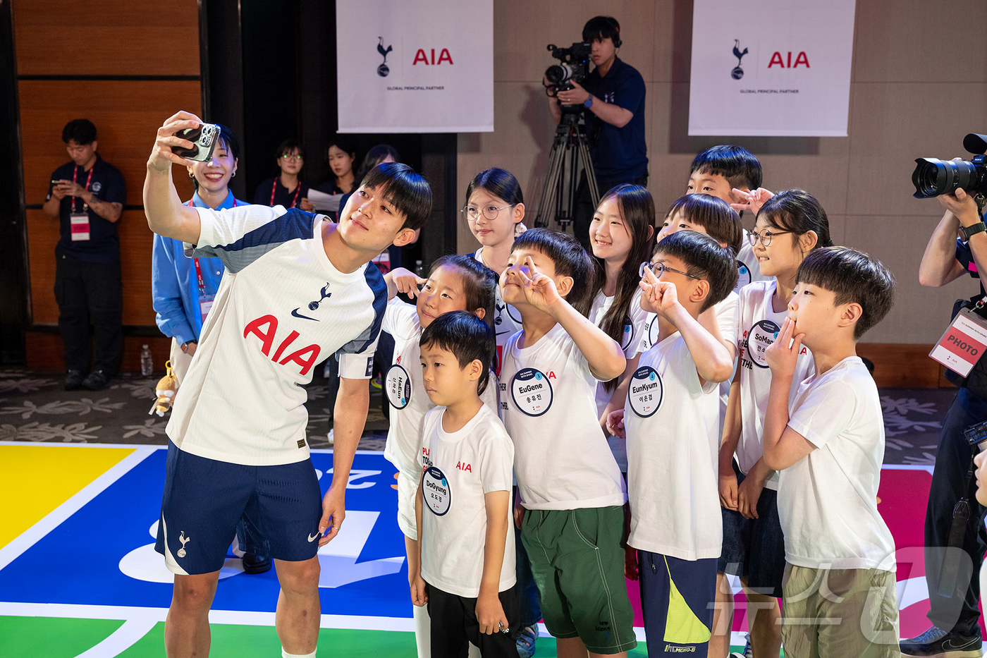 (서울=뉴스1) = AIA생명이 지난 2일 서울 여의도 콘래드 호텔에서 영국프리미어리그(EPL) 축구팀 토트넘 홋스퍼와 ‘함께 즐기고, 함께 기부해요(Play Together, G …