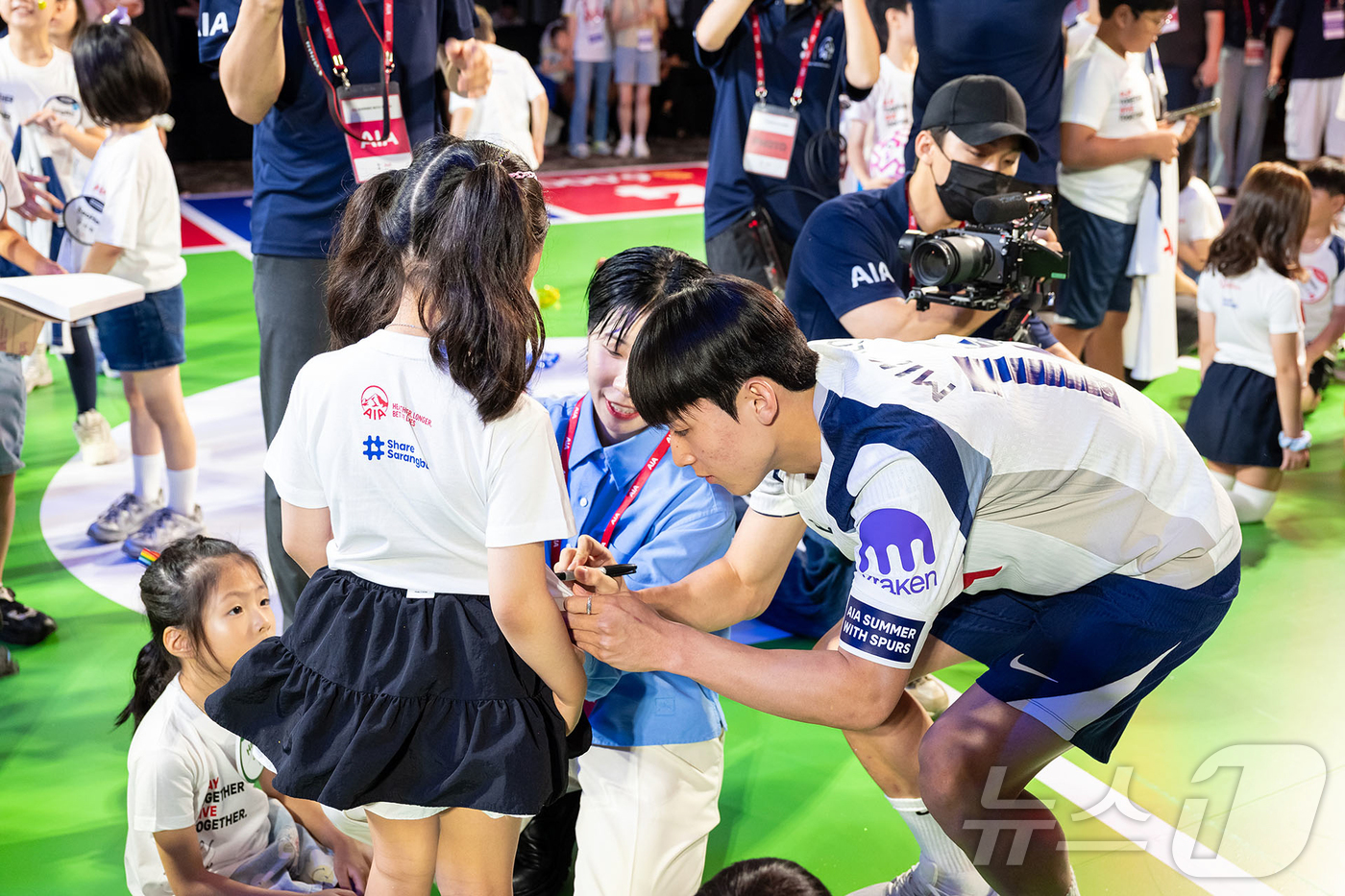 (서울=뉴스1) = AIA생명이 지난 2일 서울 여의도 콘래드 호텔에서 영국프리미어리그(EPL) 축구팀 토트넘 홋스퍼와 ‘함께 즐기고, 함께 기부해요(Play Together, G …