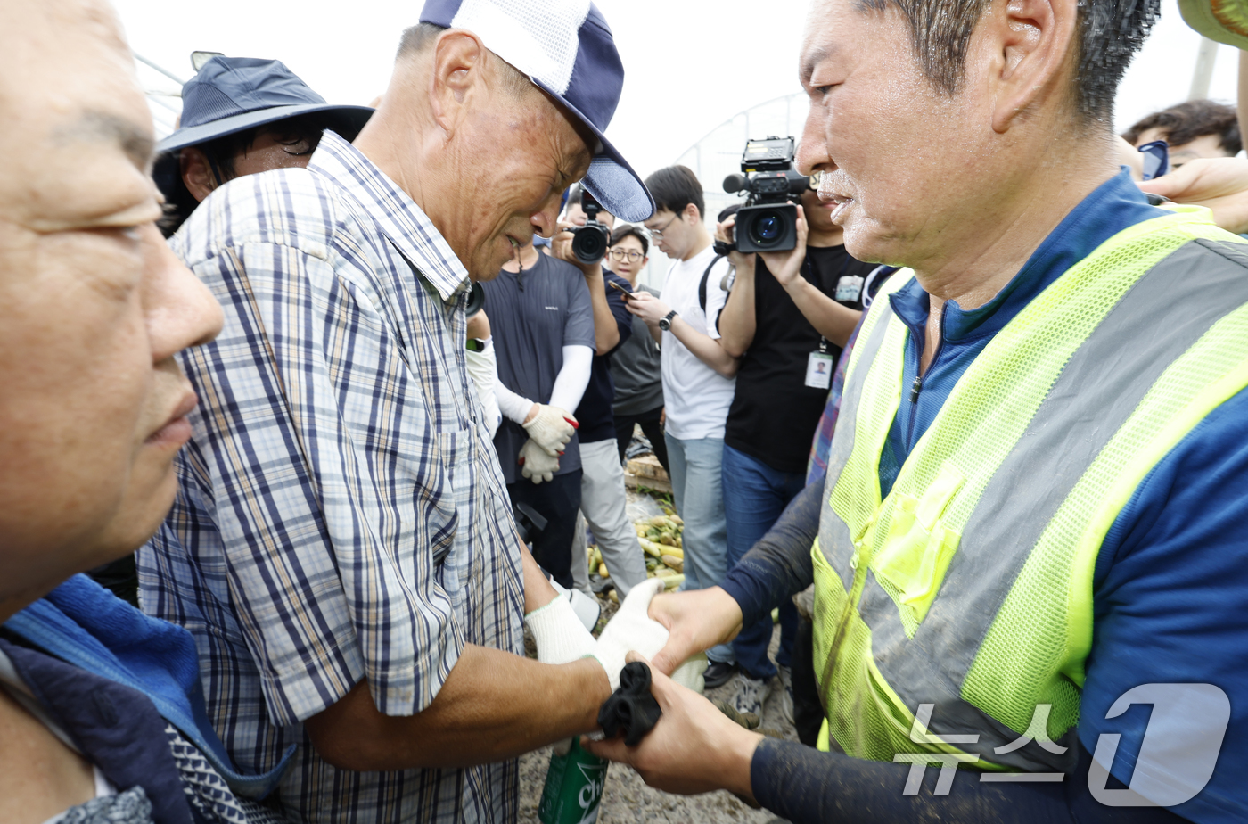 (나주=뉴스1) 김태성 기자 = 정청래 더불어민주당 당대표가 3일 전남 나주시 노안면 수해 피해 현장을 찾아 복구 지원활동을 하고있다. 작업을 마치고 피해입은 어르신을 만나 위로의 …