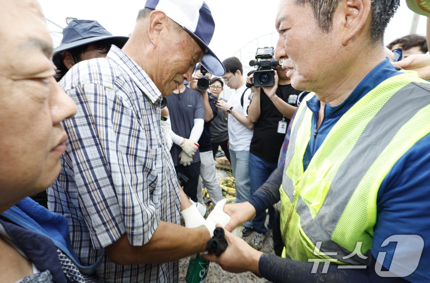 본문 이미지 - 정청래 더불어민주당 당대표가 지난 3일 전남 나주시 노안면 수해 피해 현장을 찾아 복구 지원활동을 하고있다. 작업을 마치고 피해입은 어르신을 만나 위로의 말을 전하고 있다. 2025.8.3/뉴스1 ⓒ News1 김태성 기자