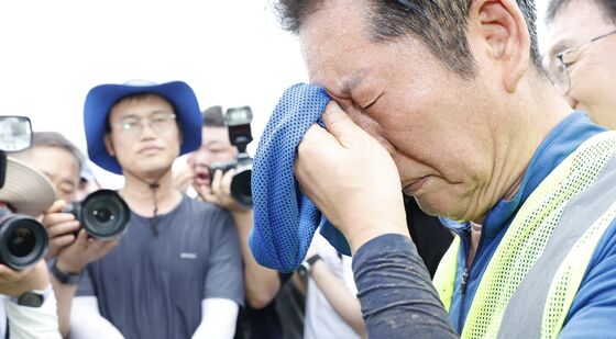 흐르는 땀 닦는 정청래 대표