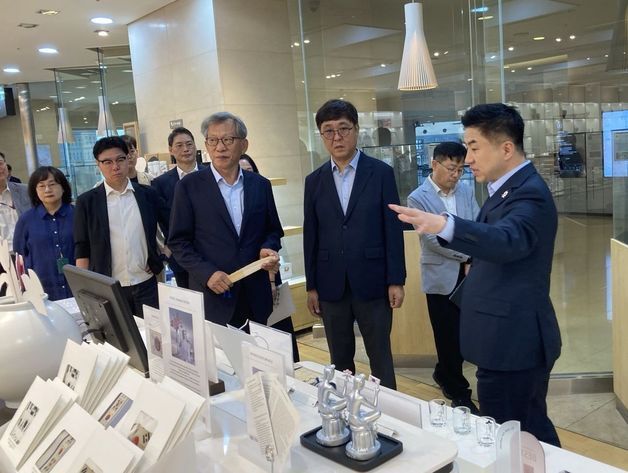관람객 몰리는 일요일 '콕' 짚었다…최휘영 장관, 국립중앙박물관 현장점검