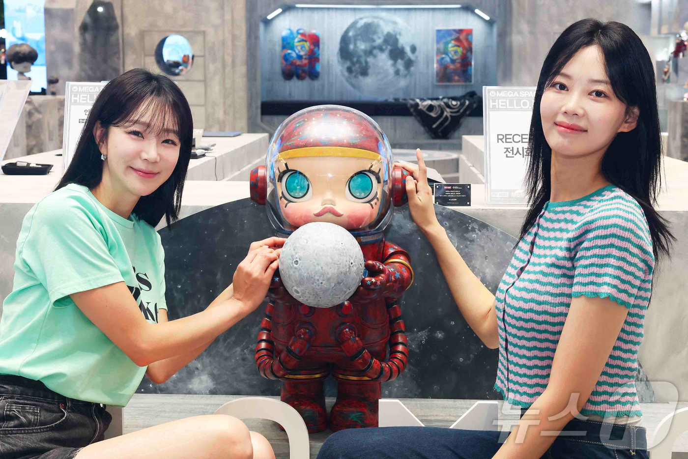(서울=뉴스1) = 신세계백화점이 글로벌 아트 토이 브랜드 '팝마트'의 특별 전시회 'HELLO, MOON'을 단독으로 선보인다고 3일 밝혔다.지난 1일부터 12일까지 강남점 1층 …