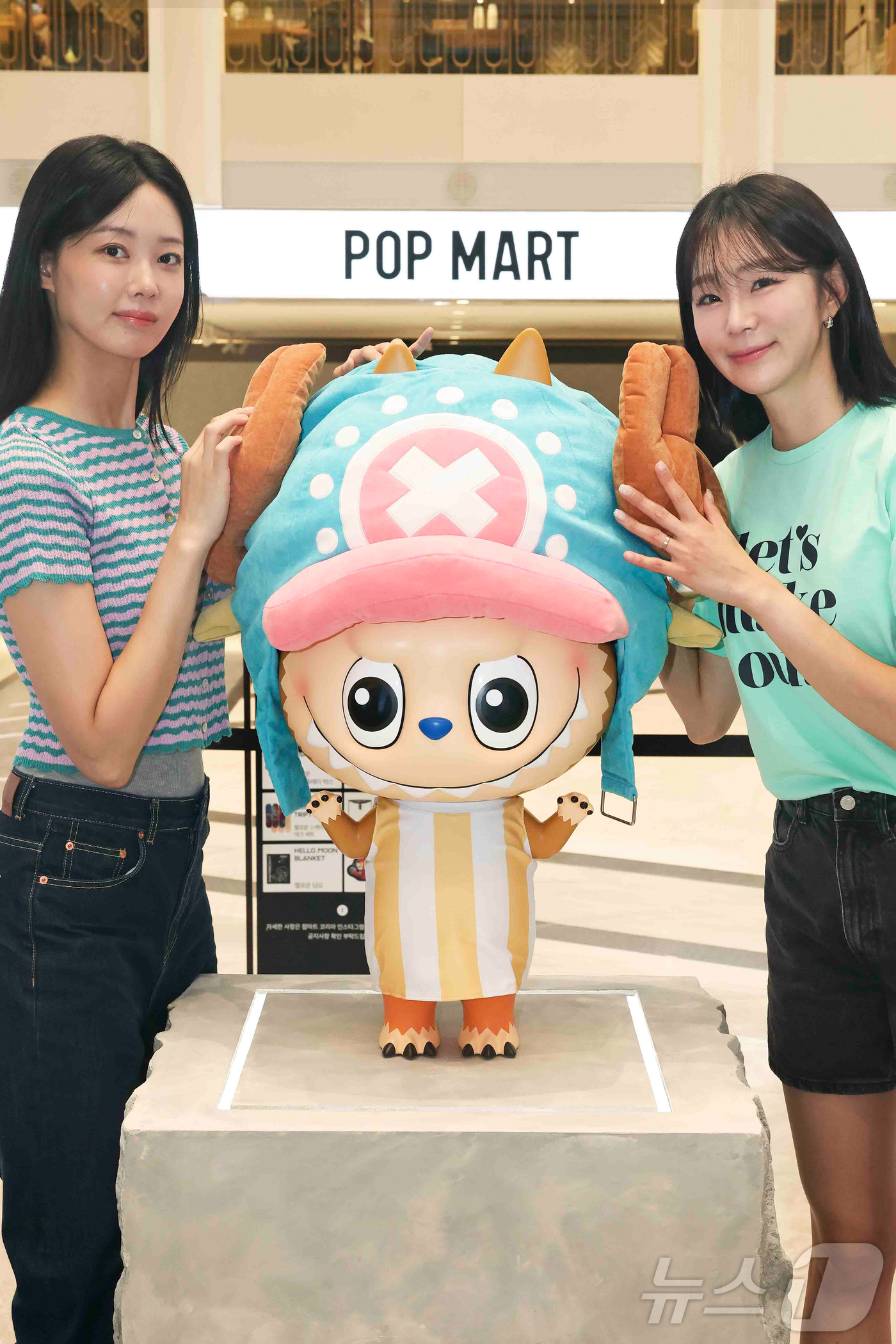 (서울=뉴스1) = 신세계백화점이 글로벌 아트 토이 브랜드 '팝마트'의 특별 전시회 'HELLO, MOON'을 단독으로 선보인다고 3일 밝혔다.지난 1일부터 12일까지 강남점 1층 …