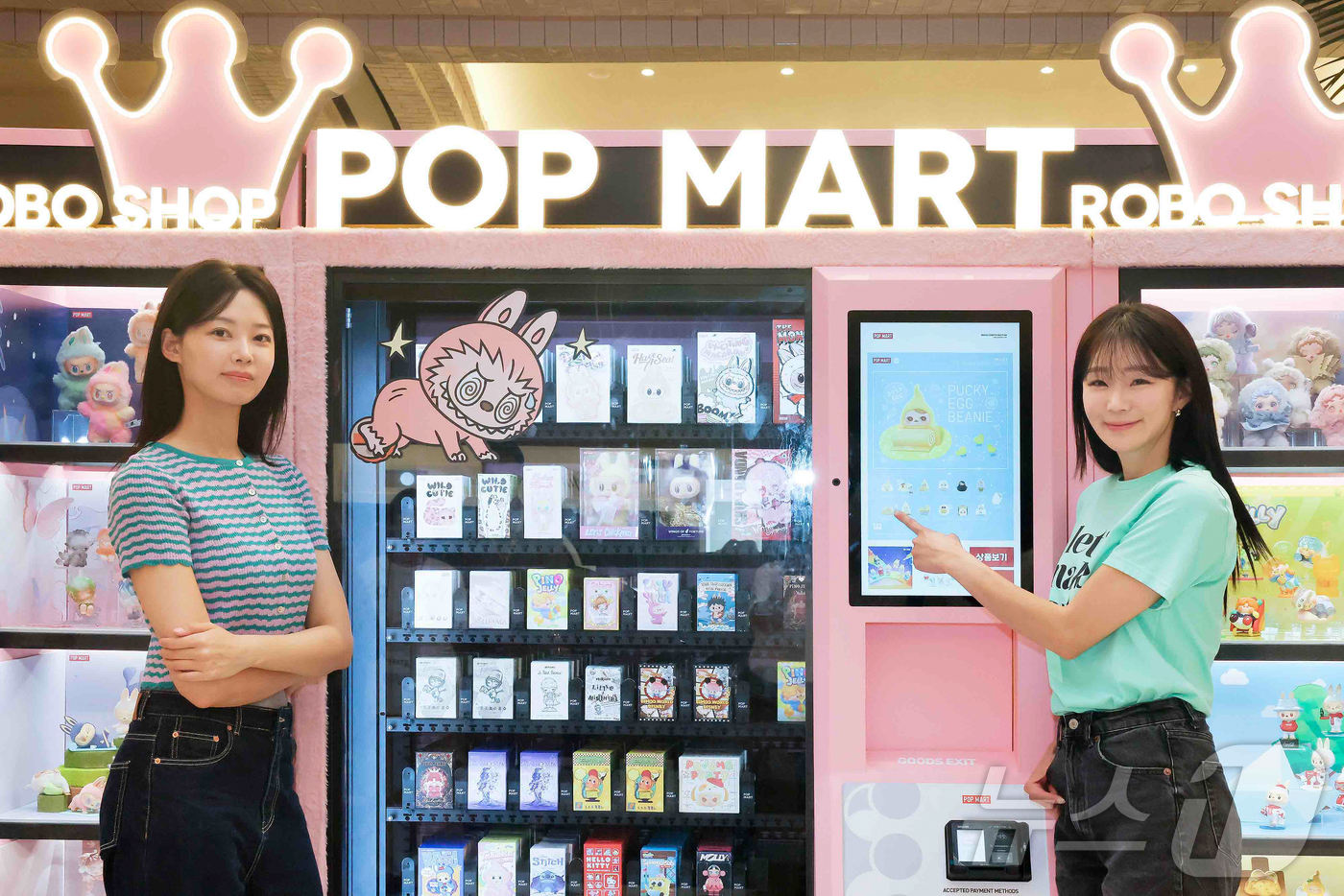 (서울=뉴스1) = 신세계백화점이 글로벌 아트 토이 브랜드 '팝마트'의 특별 전시회 'HELLO, MOON'을 단독으로 선보인다고 3일 밝혔다.지난 1일부터 12일까지 강남점 1층 …