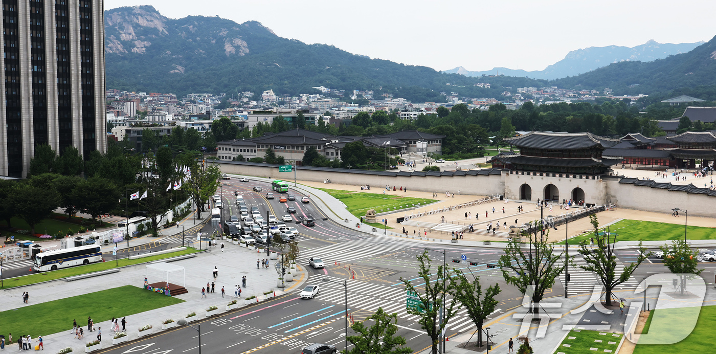 (서울=뉴스1) 장수영 기자 = 3일 서울 종로구 광화문 광장이 본격적인 여름 휴가철을 맞아 비교적 한산한 모습을 보이고 있다.  2025.8.3/뉴스1