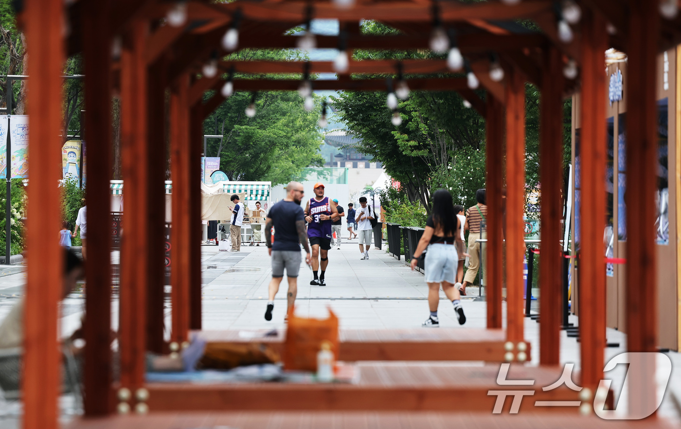 (서울=뉴스1) 장수영 기자 = 3일 서울 종로구 광화문 광장이 본격적인 여름 휴가철을 맞아 비교적 한산한 모습을 보이고 있다.  2025.8.3/뉴스1