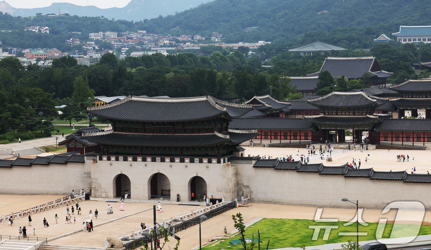 (서울=뉴스1) 장수영 기자 = 3일 서울 종로구 경복궁과 광화문이 본격적인 여름 휴가철을 맞아 비교적 한산한 모습을 보이고 있다.  2025.8.3/뉴스1
