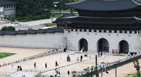 여름 휴가철 맞아 한산한 모습의 광화문