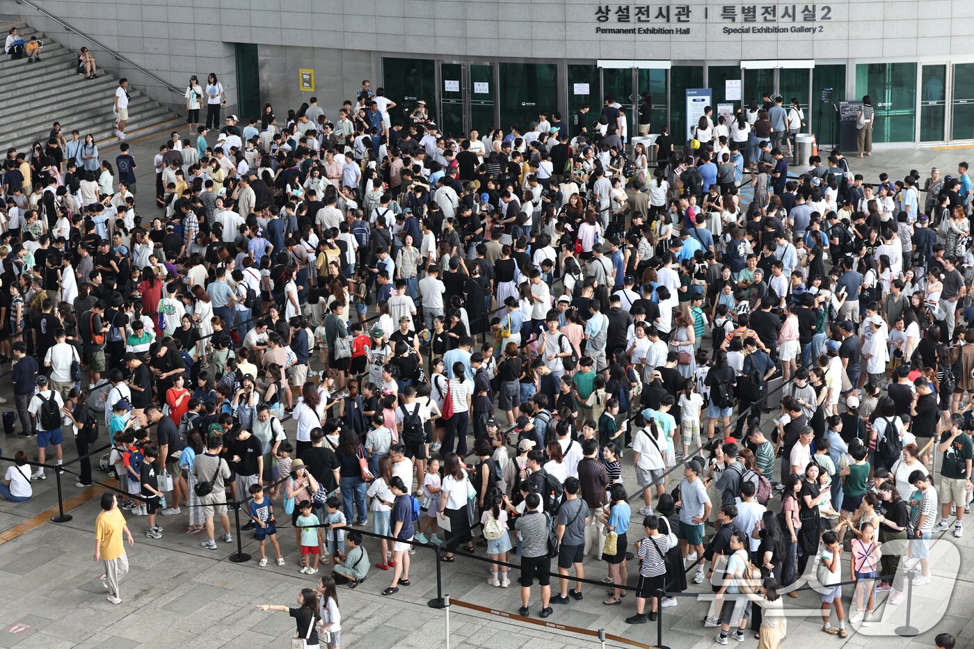 본문 이미지 - 3일 오전 서울 용산구 국립중앙박물관 전시실 앞 광장이 입장을 대기하는 시민들로 북적이고 있다. 2025.8.3/뉴스1 ⓒ News1 민경석 기자