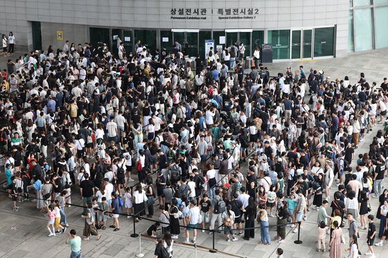 "더운데 무슨 경복궁?"…케데헌 인기 업은 박물관 외국인 관광객 북적