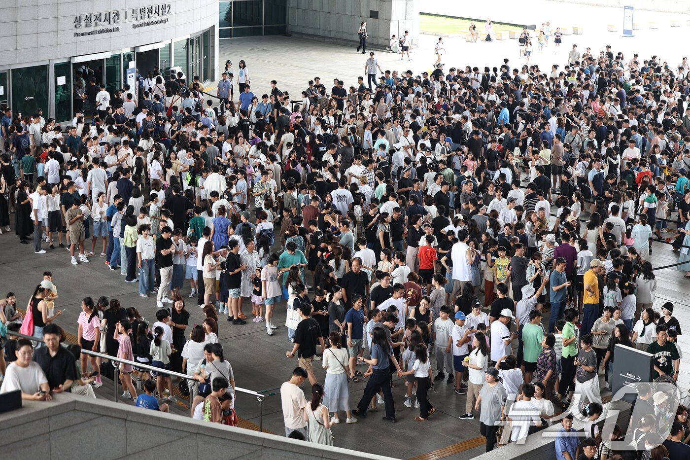 본문 이미지 - 3일 오전 서울 용산구 국립중앙박물관 전시실 앞 광장이 입장을 대기하는 시민들로 북적이고 있다. 국립중앙박물관에 따르면 지난 7월 박물관 관람객 수는 69만 4552명으로, 지난해 같은 기간 33만 8868명과 비교해 2배 이상 늘어났다. 지난달까지 집계된 관람객 수는 345만 명으로, 현재 추세대로라면 연간 관람객은 400만명을 넘어 최다 기록을 경신할 것으로 보인다. 이같은 현상은 최근 &#39;케이팝 데몬 헌터스&#39;등 K콘텐츠의 흥행과 여름방학 시기가 맞물린 영향으로 풀이된다. 2025.8.3/뉴스1 ⓒ News1 민경석 기자