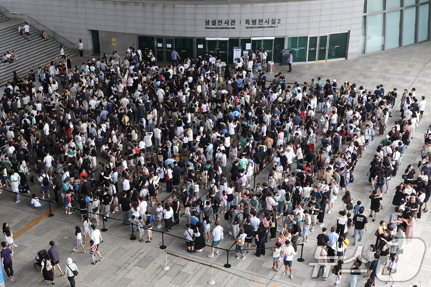 (서울=뉴스1) 민경석 기자 = 3일 오전 서울 용산구 국립중앙박물관 전시실 앞 광장이 입장을 대기하는 시민들로 북적이고 있다.국립중앙박물관에 따르면 지난 7월 박물관 관람객 수는 …