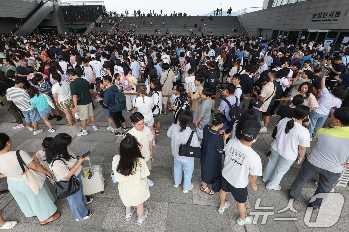 본문 이미지 - 3일 오전 서울 용산구 국립중앙박물관 전시실 앞 광장이 입장을 대기하는 시민들로 북적이고 있다. 2025.8.3/뉴스1 ⓒ News1 민경석 기자