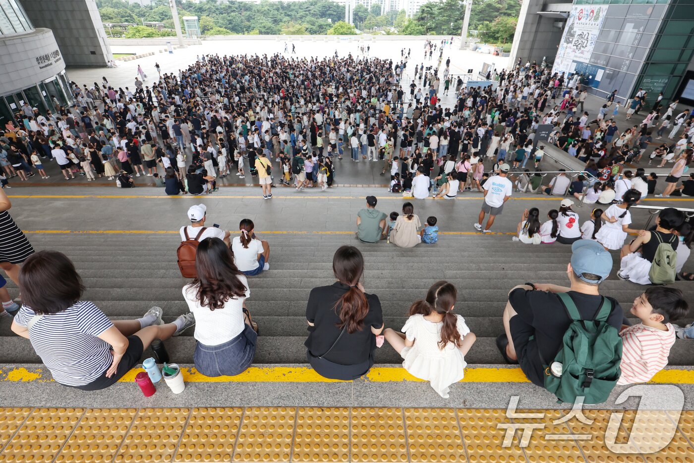 본문 이미지 - 3일 오전 서울 용산구 국립중앙박물관 전시실 앞 광장이 입장을 대기하는 시민들로 북적이고 있다. 2025.8.3/뉴스1 ⓒ News1 민경석 기자