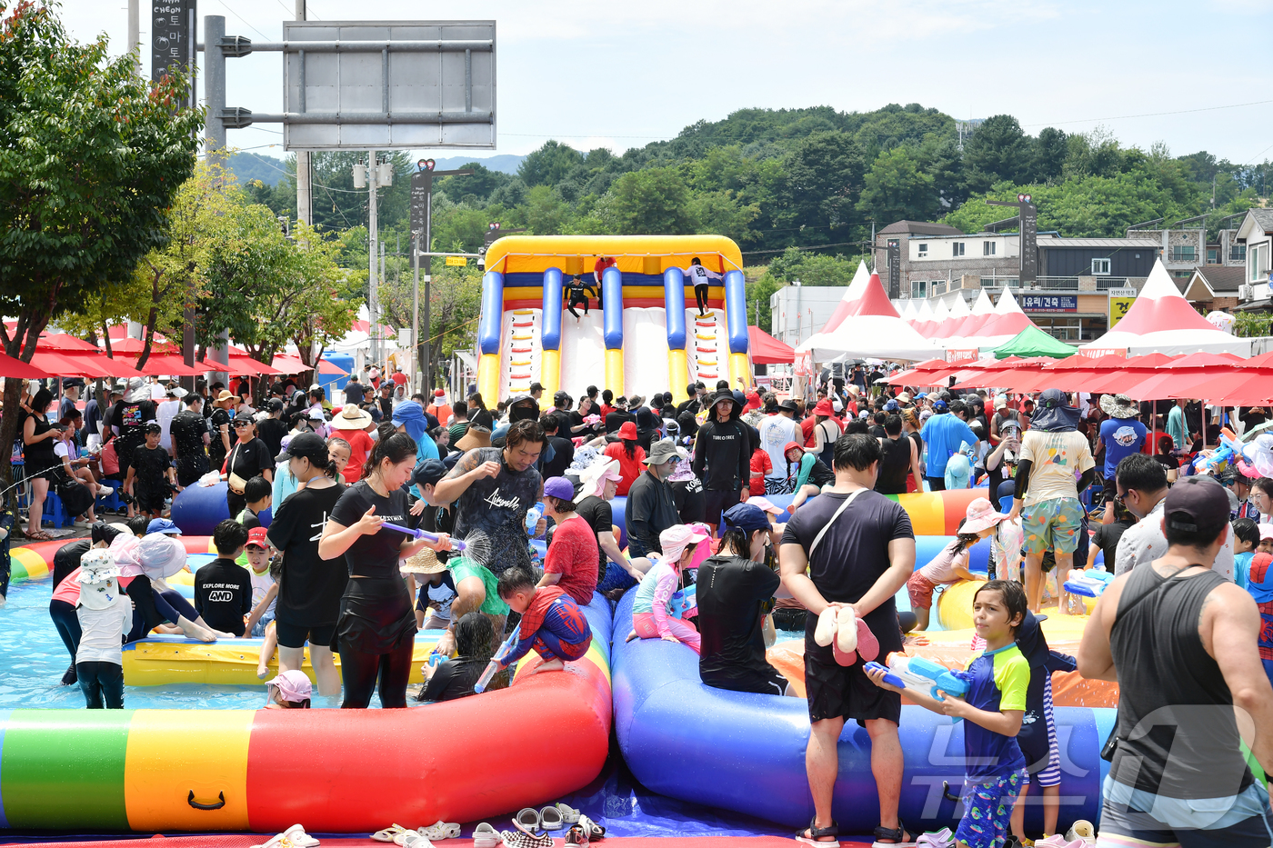 (화천=뉴스1) 한귀섭 기자 = 2025 화천토마토축제 마지막 날인 3일 축제장 내 워터존을 찾은 관광객들이 물놀이를 즐기며 무더위를 식히고 있다.(화천군 제공, 재판매 및 DB금 …