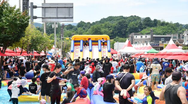 화천토마토축제 즐기는 관광객들