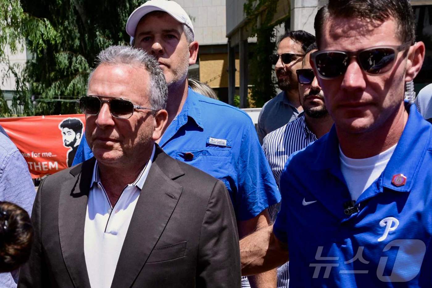 (텔아비브 AFP=뉴스1) 김경민 기자 = 스티브 위트코프 백악관 중동특사(왼쪽)가 2일(현지시간) 텔아비브에서 이스라엘 납치 가족들과 면담하기 위해 이동하고 있다. 2025.8. …