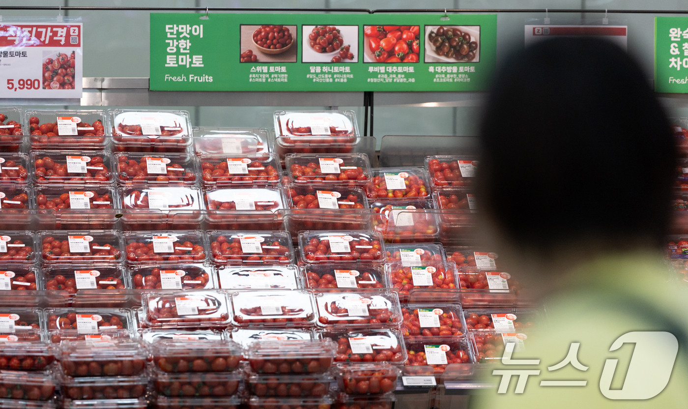 (서울=뉴스1) 이승배 기자 = 최근 폭염 여파로 일부 농산물 가격이 크게 오르고 있다. 생육 부진과 수요 증가까지 맞물리면서 일부 품목은 1년 전과 비교해 40% 이상 올랐다. …