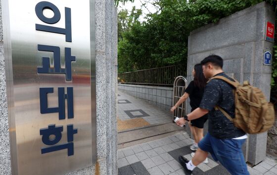의대생 복귀 학칙 개정 가이드라인 나왔다…계절학기 6→12학점 확대