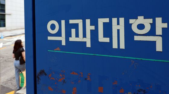 상반기 의대생 2430명 입대, 지난해 1.6배…"복무기간 단축 시급"