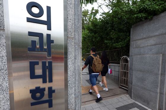 "의대 교수들 주 74시간 과중한 업무…59%는 탈진 경험"